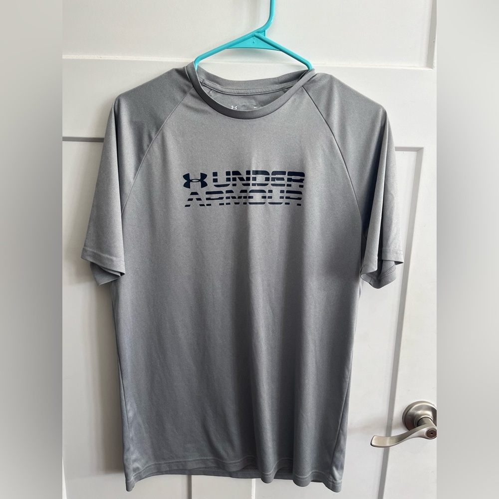 Gray Short Sleeve Mens Medium Underarmour loose fit t-shirt